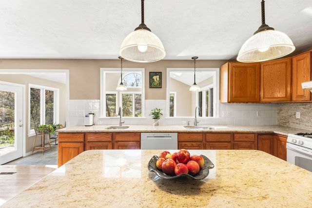 192 Fairway Dr, Attleboro, MA 02703