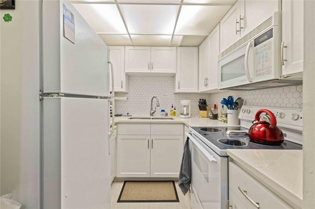 244 SAINT AUGUSTINE AVENUE 104, Venice, FL 34285