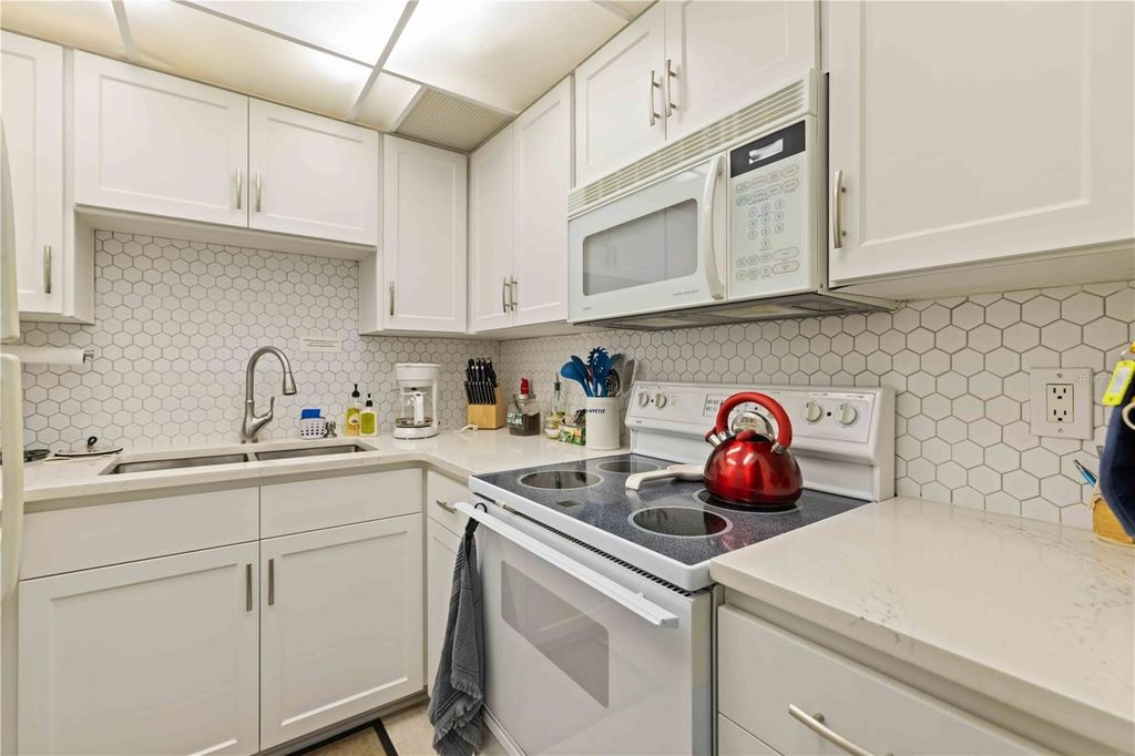 Image 11 of property listing at 244 SAINT AUGUSTINE AVENUE 104, Venice, FL 34285