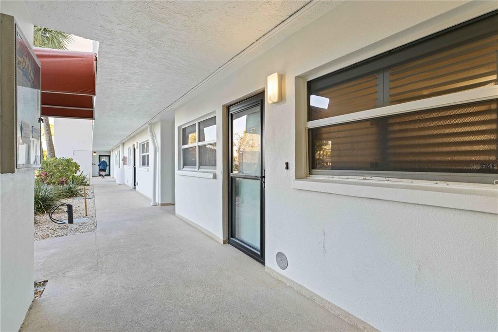Image 31 of property listing at 244 SAINT AUGUSTINE AVENUE 104, Venice, FL 34285