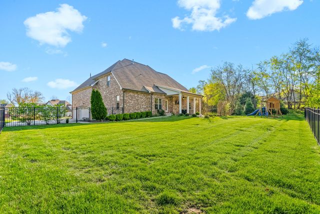 250 Harrowgate Dr, Clarksville, TN 37043