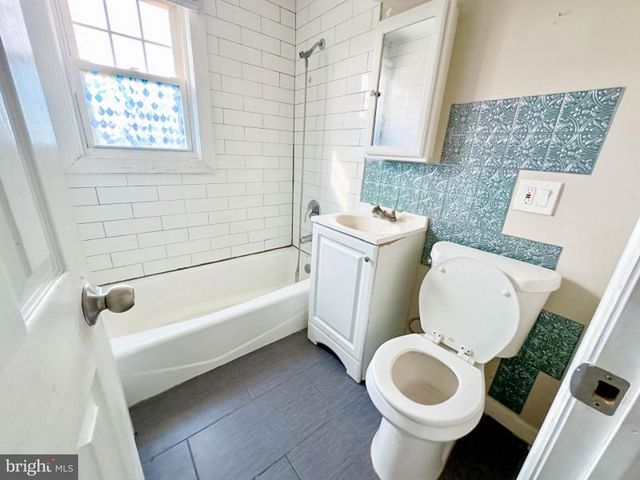 68 17TH AVE, Elmwood Park, NJ 07407