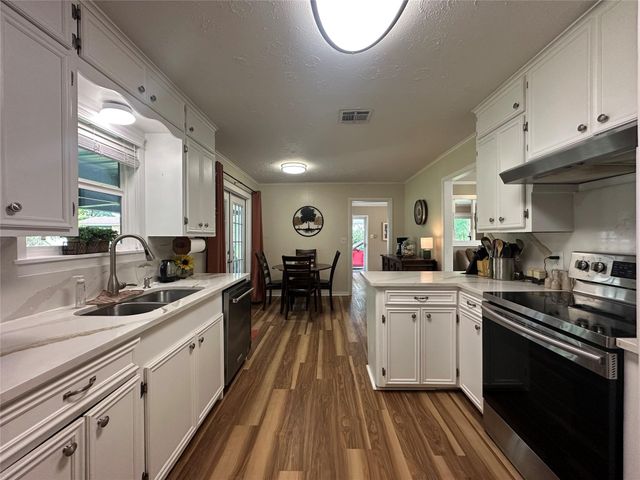 313 S Summer Street, Centerville, TX 75833