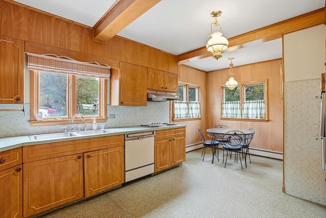 152 Manchester St, Leominster, MA 01453