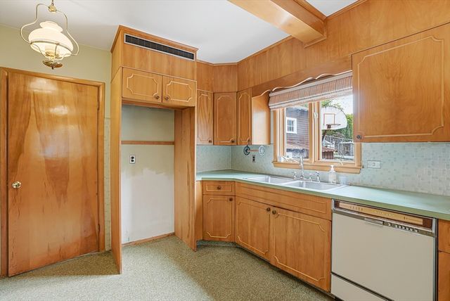152 Manchester St, Leominster, MA 01453