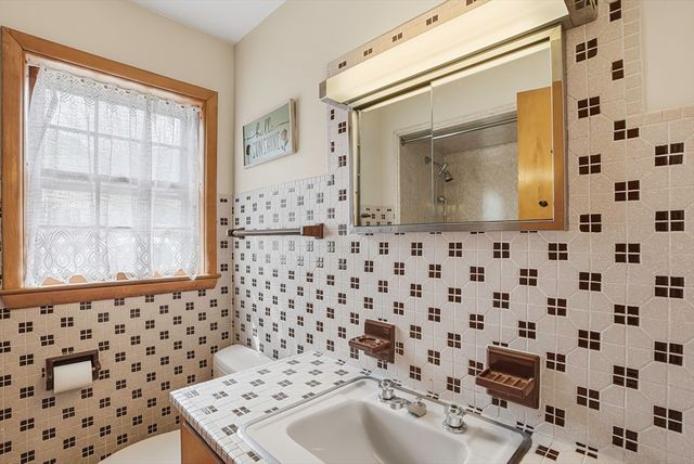 152 Manchester St, Leominster, MA 01453