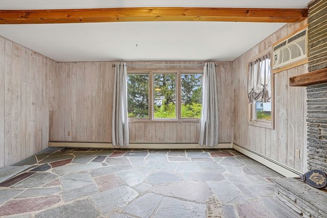 152 Manchester St, Leominster, MA 01453