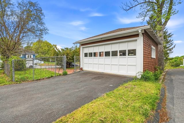 152 Manchester St, Leominster, MA 01453