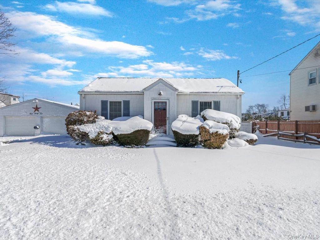 442 Oakwood Road, Huntington Station, NY 11746