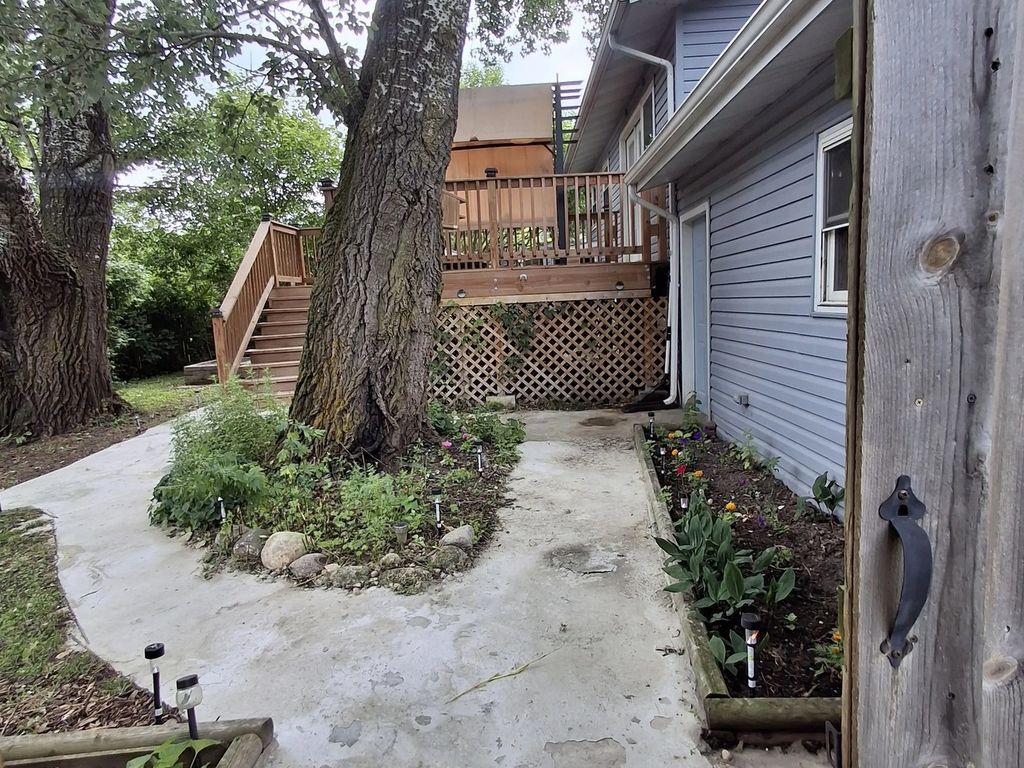 Image 2 of property listing at 700 Larkdale Row, Wauconda, IL 60084