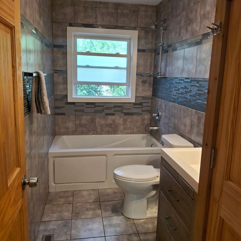Image 17 of property listing at 700 Larkdale Row, Wauconda, IL 60084