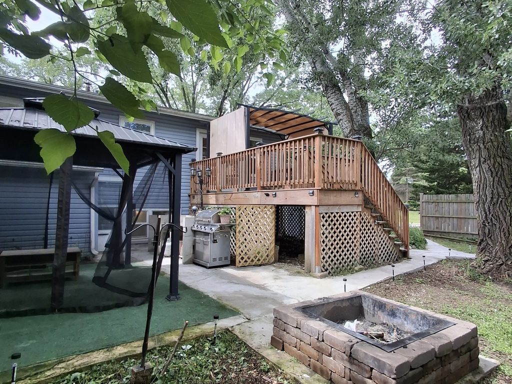 Image 5 of property listing at 700 Larkdale Row, Wauconda, IL 60084