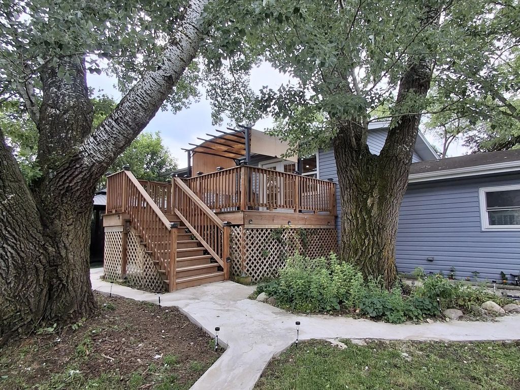 Image 6 of property listing at 700 Larkdale Row, Wauconda, IL 60084
