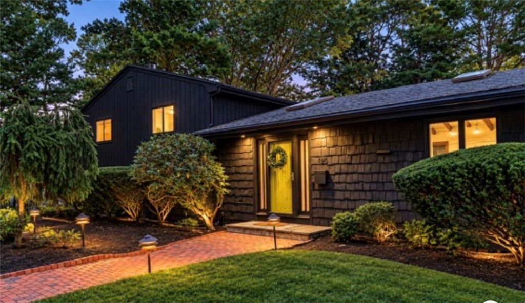 160 Windermere Way, Warwick, RI 02886