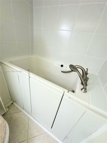 9660 Sunrise Lakes Blvd 202, Sunrise, FL 33322