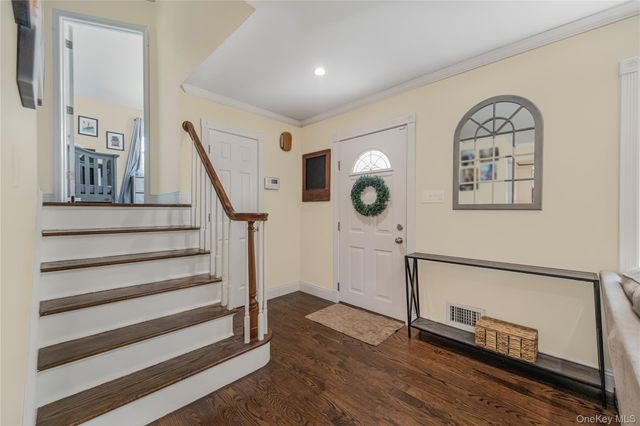 32 Chaucer Street, Hartsdale, NY 10530