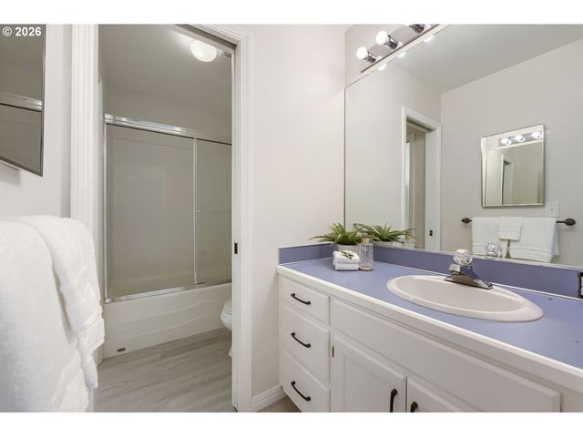 10708 Sw 11TH Dr, Portland, OR 97219