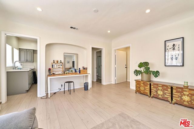1404 S Van Ness Avenue, Los Angeles, CA 90019