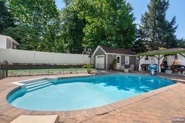 542 Kenwood Place, Teaneck, NJ 07666