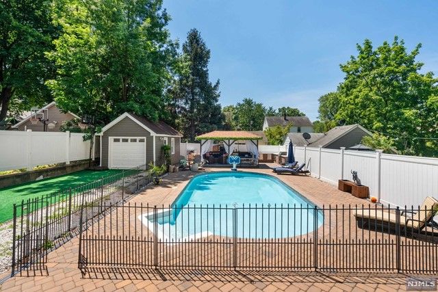 542 Kenwood Place, Teaneck, NJ 07666