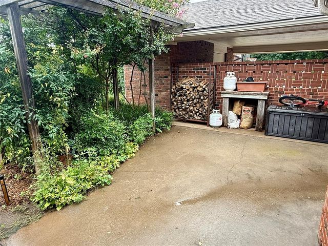 321 Red Fork, Clinton, OK 73601