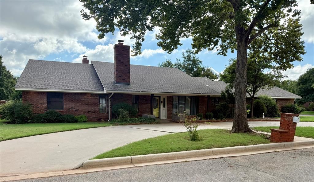 321 Red Fork, Clinton, OK 73601