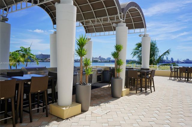 848 Brickell Key Dr 306, Miami, FL 33131