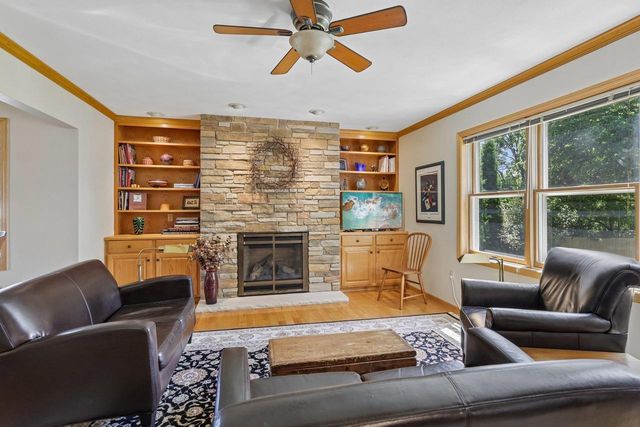 210 Fairbrook Drive, Waunakee, WI 53597