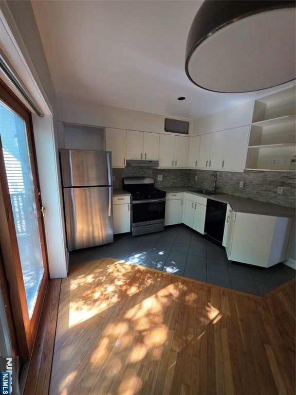 30 Hudson Terrace C, Edgewater, NJ 07020