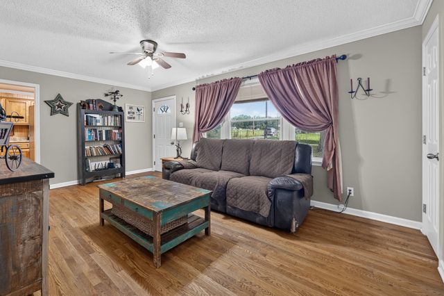 83 W Point Dr, Fayetteville, TN 37334