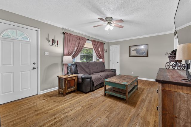 83 W Point Dr, Fayetteville, TN 37334