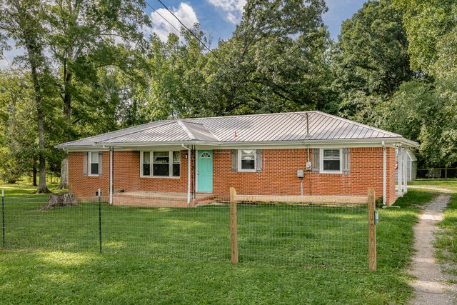 83 W Point Dr, Fayetteville, TN 37334