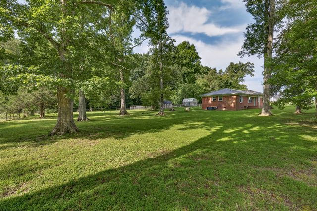 83 W Point Dr, Fayetteville, TN 37334