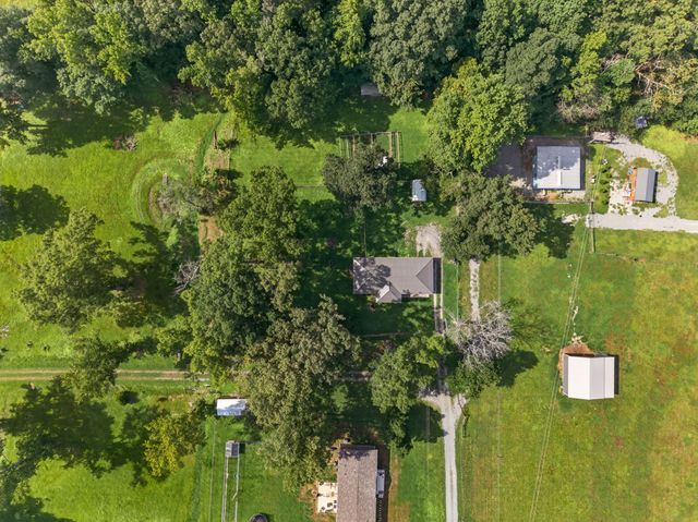83 W Point Dr, Fayetteville, TN 37334