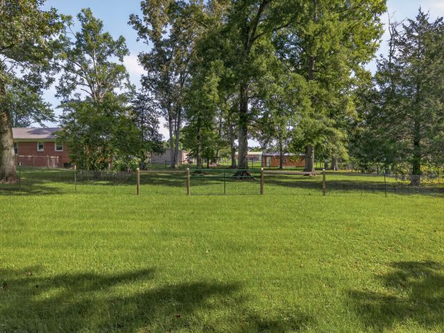 83 W Point Dr, Fayetteville, TN 37334