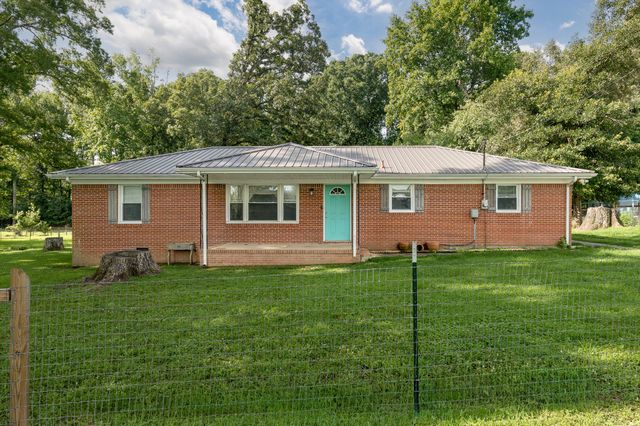 83 W Point Dr, Fayetteville, TN 37334