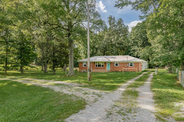 83 W Point Dr, Fayetteville, TN 37334