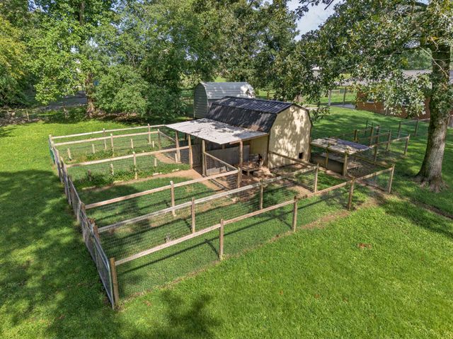 83 W Point Dr, Fayetteville, TN 37334