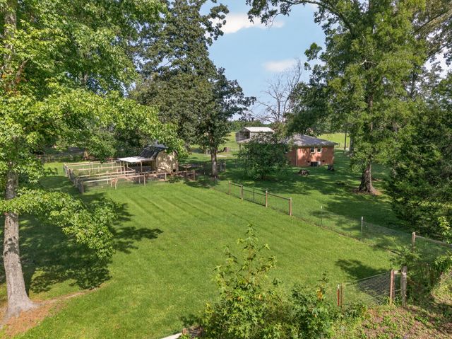 83 W Point Dr, Fayetteville, TN 37334