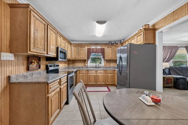 83 W Point Dr, Fayetteville, TN 37334