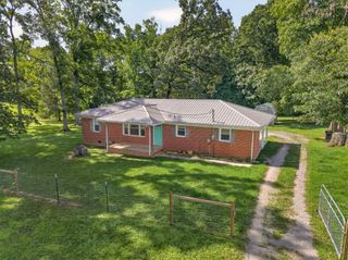 83 W Point Dr, Fayetteville, TN 37334