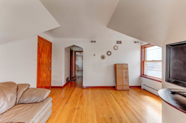 7255 S Artesian Avenue, Chicago, IL 60629