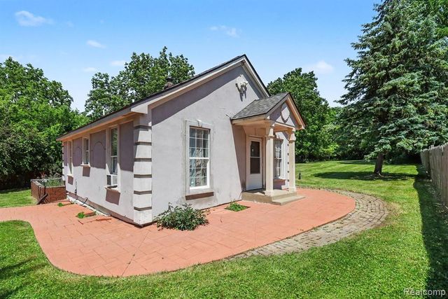 235 Alberta Street, Auburn Hills, MI 48326