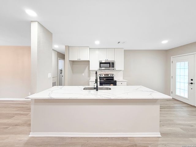 6927 SUNSET VILLAGE DR, San Antonio, TX 78249