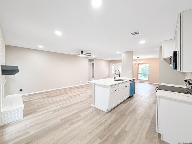 6927 SUNSET VILLAGE DR, San Antonio, TX 78249