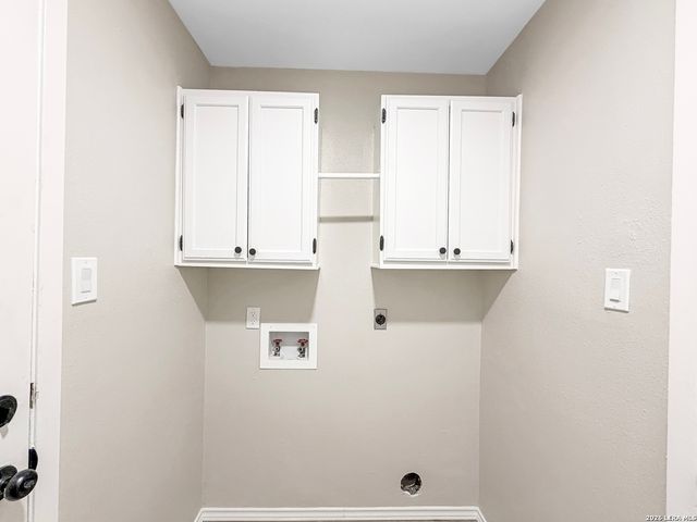 6927 SUNSET VILLAGE DR, San Antonio, TX 78249