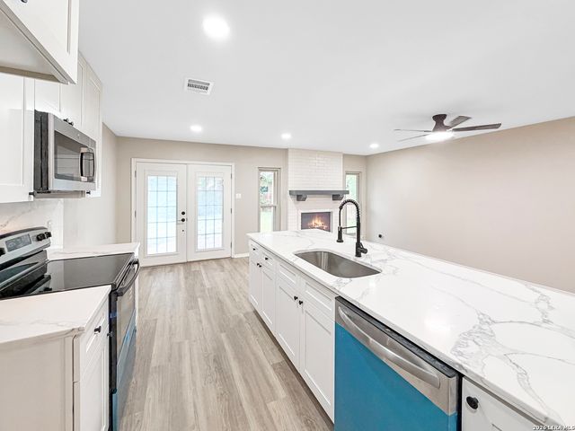 6927 SUNSET VILLAGE DR, San Antonio, TX 78249