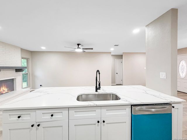 6927 SUNSET VILLAGE DR, San Antonio, TX 78249