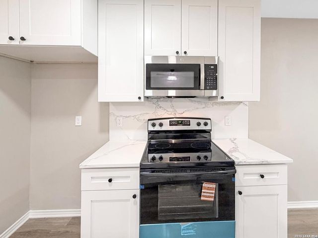 6927 SUNSET VILLAGE DR, San Antonio, TX 78249