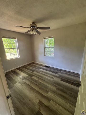 1815 SE Morrison ST, Topeka, KS 66607